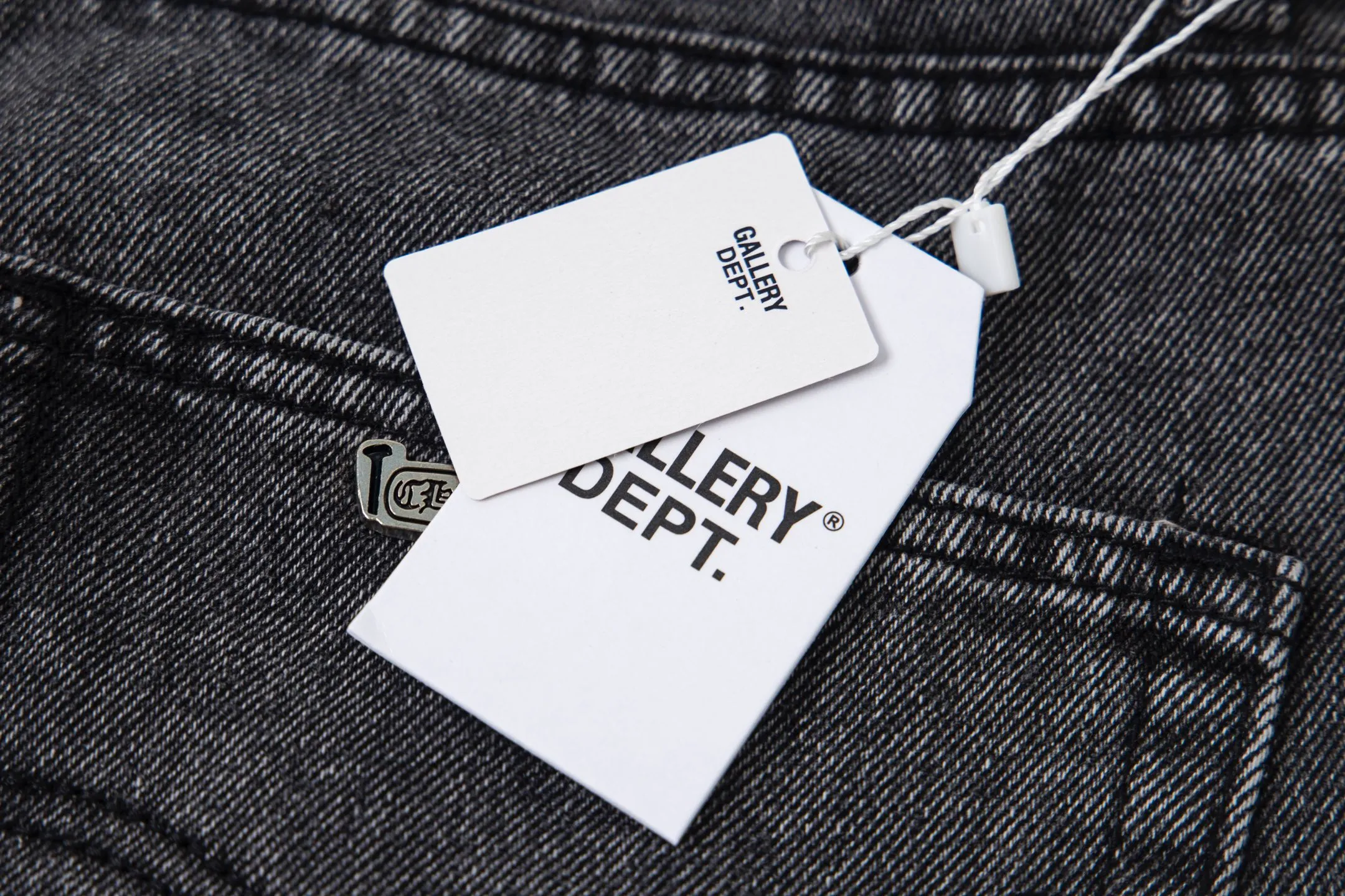💰290 GALLERY DEPT & Chrome hearts Chrome Hearts co-branded big red logo with blue, yellow, black and white multi-color splicing washed jeans. Really restores the ultimate vintage texture. Three-dimensional version. Loose and comfortable, not picky about the figure. Makes you taller and slimmer. Factory Seiko. Original quality control. Same style for men and women. Can be matched with couples. Versatile recommendation. Must-have jeans for all seasons. Trendsetters have been disappointed. From the quality selection of fabrics, the tailoring of details, and the matching of patterns, they are all impeccable! The upper body is so handsome when worn...it can be easily worn by men, women and children! The craftsmanship is made of heavy-duty washed pure cotton denim fabric. After washing, it is soft and thick. It is very stylish when worn on the body. Style number: 1757# Color: black Size: 28 30 32 34 36